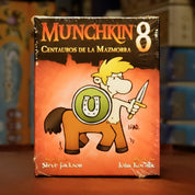 Portada de la expansión Munchkin 8: Centauros de la Mazmorra disponible en Mana House – Expansión para Munchkin, Nuevas razas Centauro y Hombre Lagarto, Potenciadores de Raza y Clase, Humor fantástico, Nuevos monstruos. Half Horse, Will Travel
