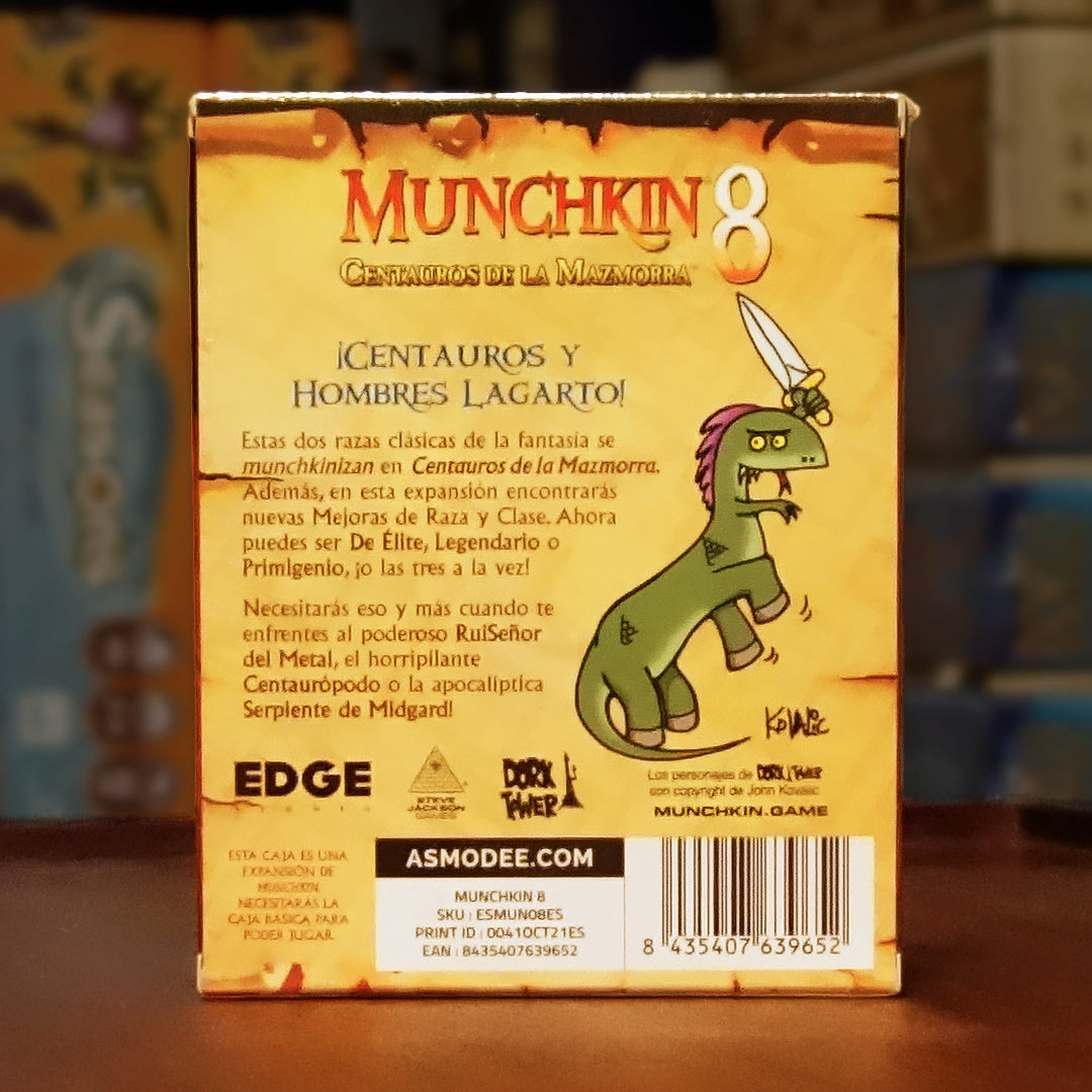 Trasera de la expansión Munchkin 8: Centauros de la Mazmorra disponible en Mana House – Centauros y Hombres Lagarto, Potenciadores Élite Legendario y Anciano, Nuevos monstruos y desafíos, Más combinaciones de personajes, Requiere juego base. Half Horse, Will Travel