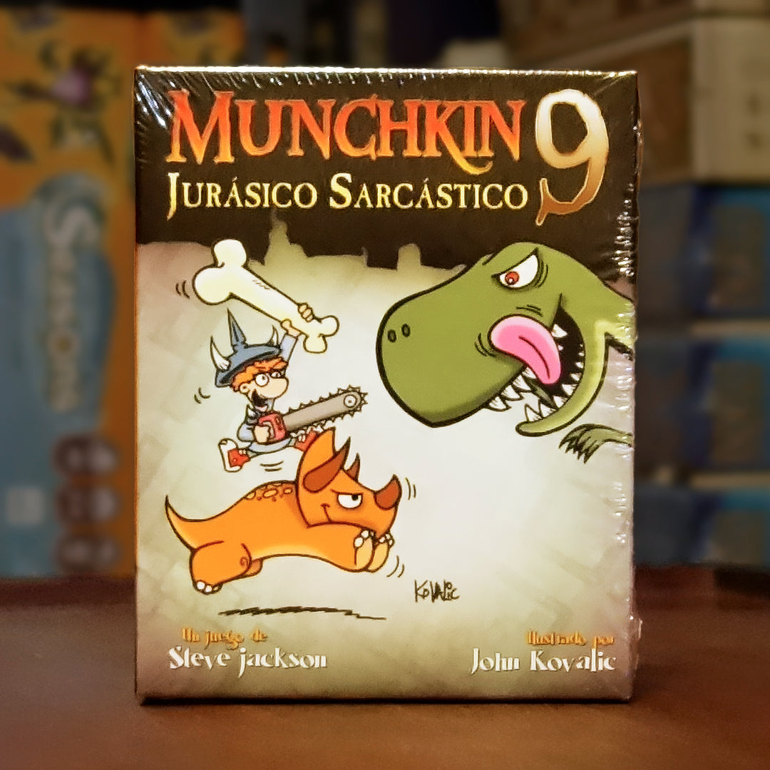 Portada de la expansión Munchkin 9: Jurásico Sarcástico disponible en Mana House – Expansión para Munchkin, Dinosaurios y criaturas prehistóricas, Nuevas Monturas, Armaduras prehistóricas, Humor absurdo. Jurassic Snark