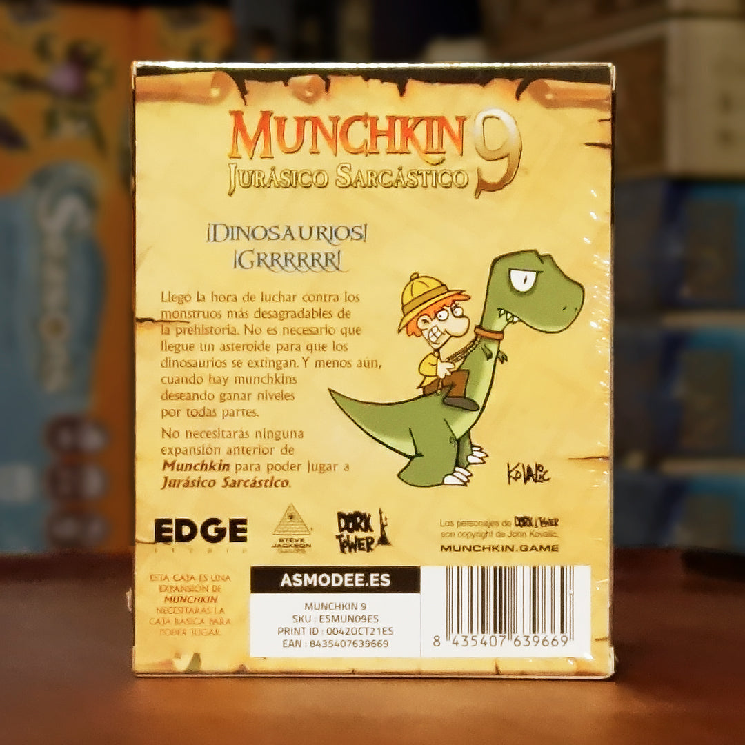 Trasera de la expansión Munchkin 9: Jurásico Sarcástico disponible en Mana House – 112 cartas nuevas, Monturas de dinosaurios, Monstruos devoradores de munchkins, Nuevos objetos y equipo, Compatible con diferentes versiones de Munchkin. Jurassic Snark