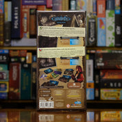 Trasera de la expansión 'Mysterium: Hidden Signs' disponible en Mana House – 6 localizaciones y 6 objetos nuevos, 42 cartas de visión adicionales, Más combinaciones para resolver el misterio, Compatible con otras expansiones, Experiencia renovada en cada partida.