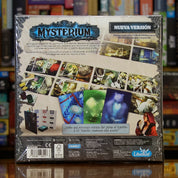 Trasera del juego Mysterium (Nueva Edición) disponible en Mana House – Roles asimétricos, Pistas mediante cartas de visión, 24 sospechosos ubicaciones y objetos, Clarividencia ajustable, Investigación contrarreloj.