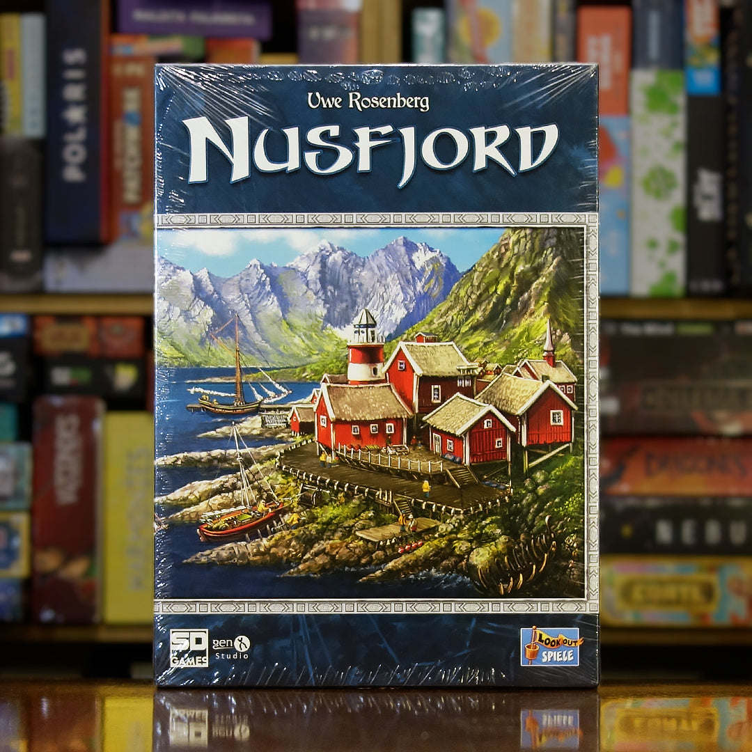 Portada del juego 'Nusfjord' disponible en Mana House – Juego euro, Uwe Rosenberg, Pesca de bacalao, Fiordos noruegos, Gestión de recursos, Época dorada del comercio marítimo.