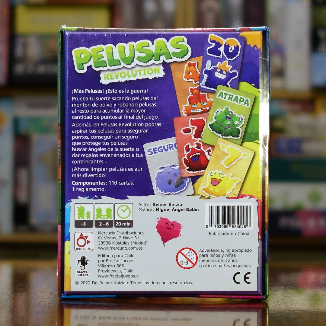 Trasera del juego Pelusas: Revolution disponible en Mana House – Cartas con efectos nuevos, Puntos negativos y regalos envenenados, Mecánicas de riesgo, Expansión de la experiencia Pelusas, Arte colorido y simpático.