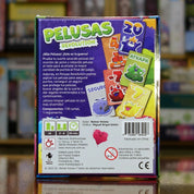 Trasera del juego Pelusas: Revolution disponible en Mana House – Cartas con efectos nuevos, Puntos negativos y regalos envenenados, Mecánicas de riesgo, Expansión de la experiencia Pelusas, Arte colorido y simpático.