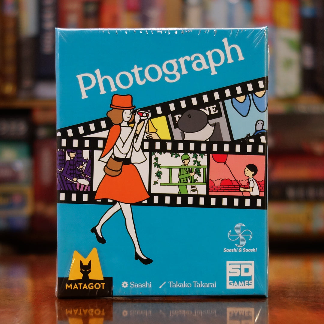 Portada del juego Photograph disponible en Mana House – Juego de cartas, Inspirado en la fotografía vintage, Estrategia de orden de cartas, Estilo japonés retro, Recrea composiciones fotográficas. Juego japonés Wind the Film