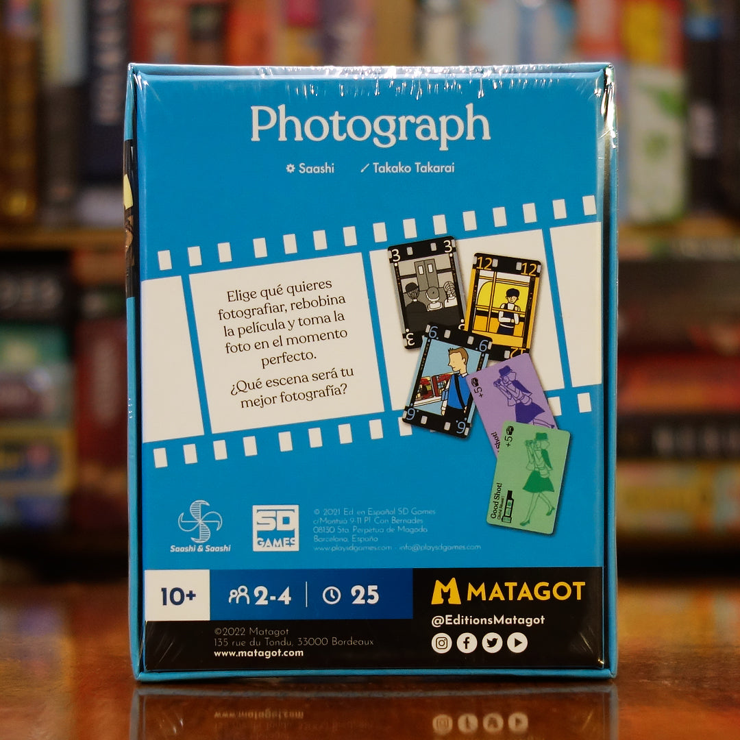 Trasera del juego Photograph disponible en Mana House – Mecánica de ordenar mano de cartas, Crear carretes ascendentes o descendentes, Puntos por series largas y bonus, Fotos borrosas restan puntos, Remake del clásico japonés Wind the Film.