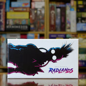 Portada del juego Radlands disponible en Mana House – Duelo postapocalíptico, Cartas tácticas, Protección de campamentos, Gestión de recursos, Estética retro-futurista.