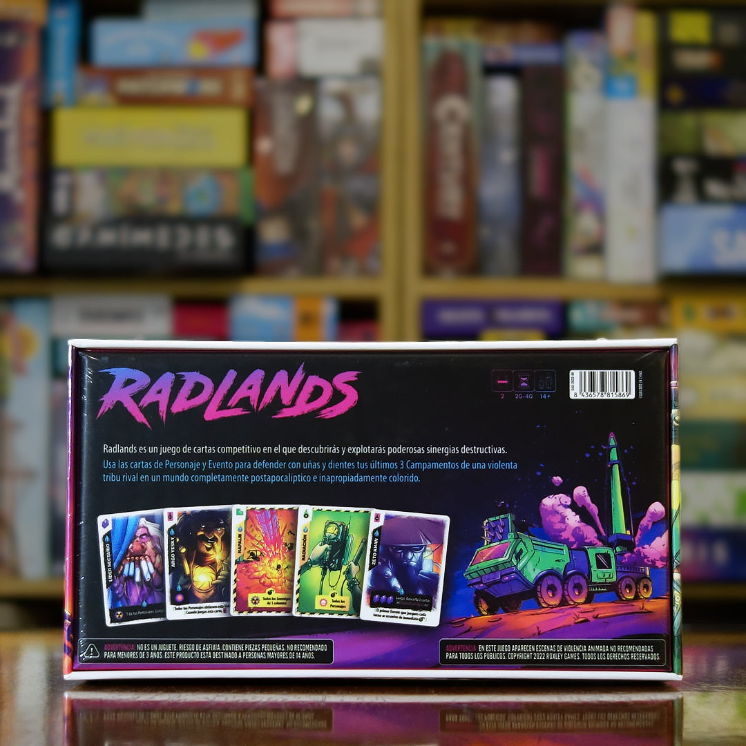 Trasera del juego Radlands disponible en Mana House – Mazo compacto de alta estrategia, Sinergias únicas entre cartas, Enfrentamientos intensos 1 vs 1, Habilidades de personajes y eventos, Estilo artístico vibrante.