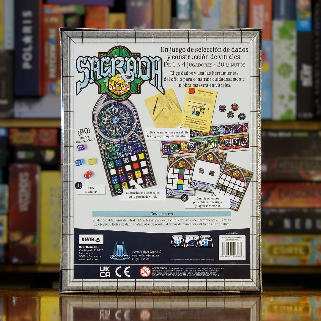 Trasera del juego 'Sagrada' disponible en Mana House – Colocación de dados, Reglas de color y tonalidad, Herramientas especiales, Puntuación por patrones y objetivos, Juego competitivo de precisión artística.