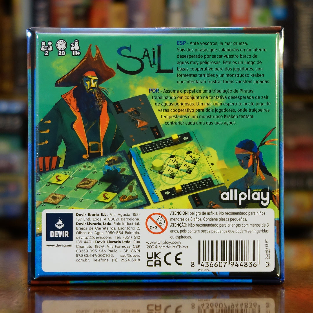 Trasera del juego 'Sail' disponible en Mana House – Juego de cartas para 2 jugadores, Cooperación estratégica, Movimiento de barco, Evita al Kraken, Ideal para partidas dinámicas y desafiantes.
