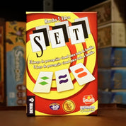 Portada del juego 'SET' disponible en Mana House – Juego de percepción visual, Reconocimiento de patrones, Lógica y rapidez, Cartas con colores y formas, Juego competitivo y solitario.