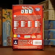 Trasera del juego 'SET' disponible en Mana House – Búsqueda de conjuntos de tres cartas, Cuatro características visuales, Partidas sin turnos, Agilidad mental y concentración, Juego para todas las edades.