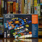 Trasera del juego 'SETI: En Busca de Vida Extraterrestre' disponible en Mana House – Juego estratégico con más de 200 cartas, Investigación científica, Exploración del sistema solar y búsqueda de vida. 
SETI: Search for Extraterrestrial Intelligence