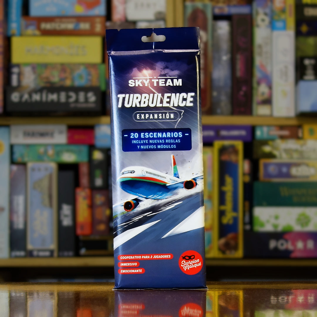 Portada de la expansión Sky Team: Turbulence disponible en Mana House – Expansión para 2 jugadores, Aterrizajes en clima extremo, Módulos de Turbulencia y Baja Visibilidad, Escenarios avanzados, Nuevos aeropuertos.