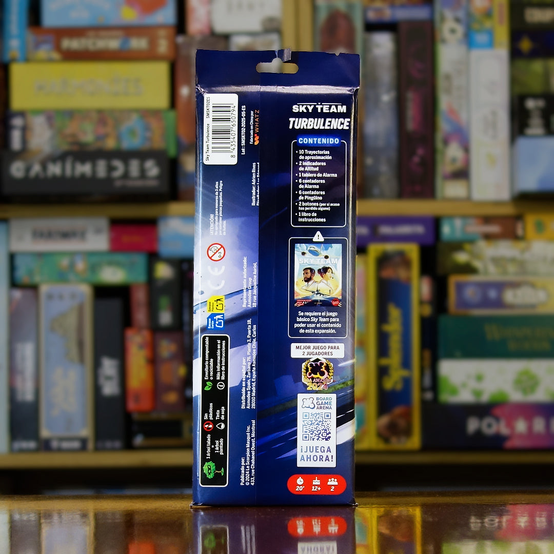 Trasera de la expansión Sky Team: Turbulence disponible en Mana House – 20 escenarios desafiantes, Nuevas reglas y alarmas técnicas, Módulos para mayor dificultad, Aterrizajes en ciudades como Pekín y Madrid, Contenido adicional para el juego base.
