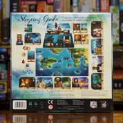 Trasera del juego 'Sleeping Gods' disponible en Mana House – 26 mapas conectados, Sistema de combate sin dados, Decisiones con consecuencias, Múltiples desenlaces, Libro de historia estilo novela.