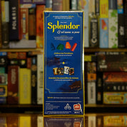Trasera del juego 'Splendor: El Sol Nunca Se Pone' disponible en Mana House – Requiere juego base, Incluye módulos con reglas únicas, Más profundidad táctica, Perfecto para fans de Splendor que buscan variedad. 
Splendor: The Sun Never Sets