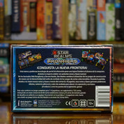 Trasera del juego 'Star Realms: Frontiers' disponible en Mana House – Nuevas naves y bases, Modo solitario y cooperativo, Duelos galácticos, 152 cartas incluidas, Expansión del universo Star Realms.