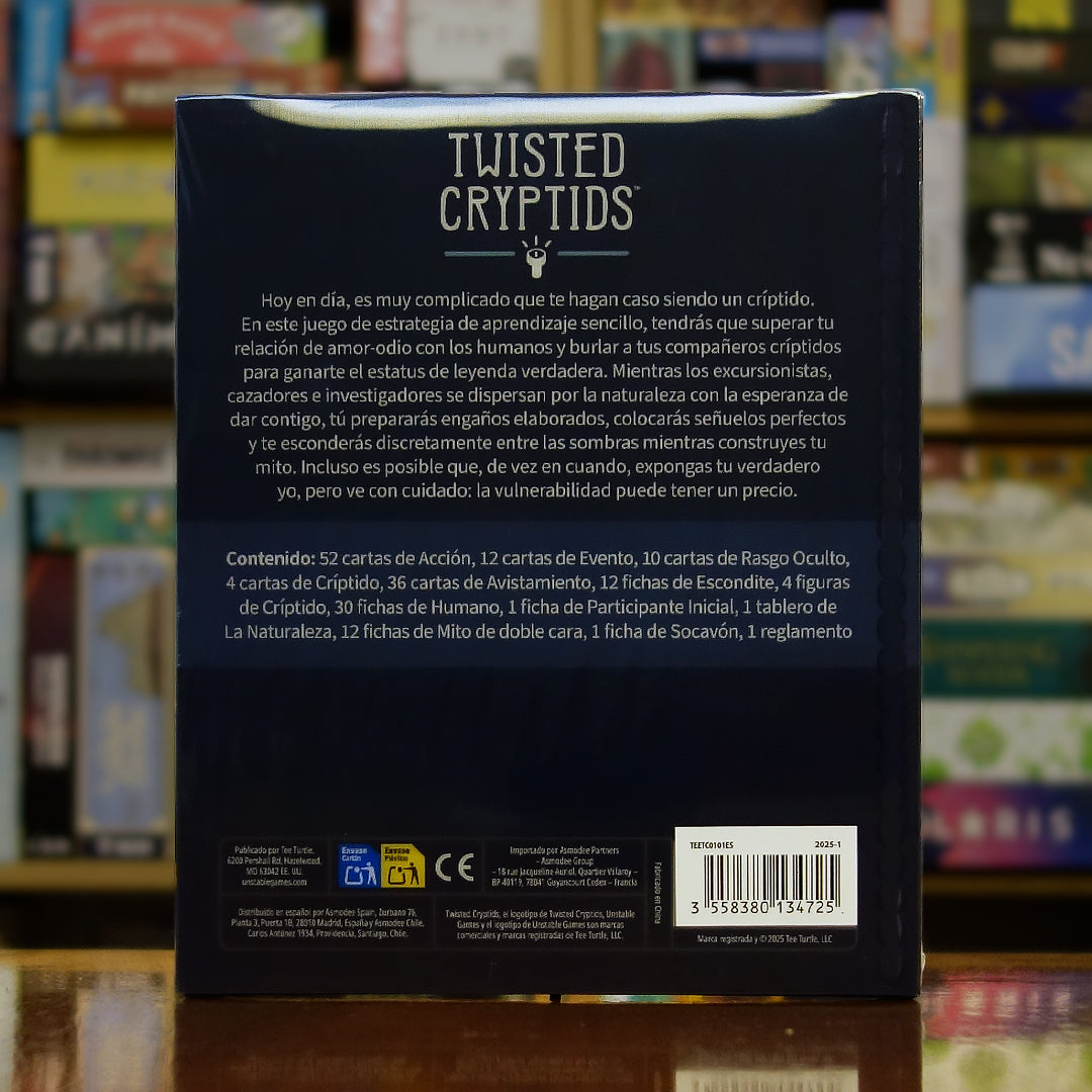Trasera del juego Twisted Cryptids disponible en Mana House – Señuelos y bromas estratégicas, Interacción constante, Construcción de mito, Mecánicas de riesgo-recompensa, Encuentros con excursionistas y cazadores.