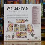 Trasera del juego 'Wyrmspan' disponible en Mana House – Construcción de santuario, Atracción de dragones, Encadenar habilidades, Mecánicas inspiradas en Wingspan, Juego independiente no compatible.
